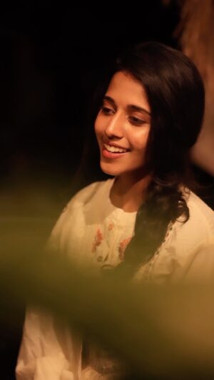 Priyanka N. K. Instagram - Credits:
Keys- @allanpreetham 
Video- @sanjaysooriya 

Composed by @jharrisjayaraj 
Originally sung by @karthikmusicexp 

#HarrisJbyMSC
#malikstreams
#HarrisJayaraj 
#liveinconcert
#kualalumpur
