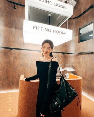 Puff Kuo Instagram - 💐
👜 @givenchy #givenchyfamily