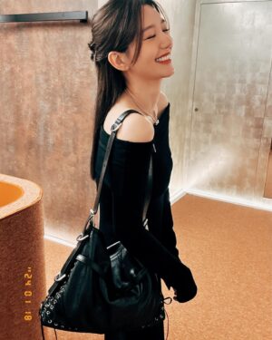 Puff Kuo Instagram - 💐
👜 @givenchy #givenchyfamily