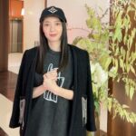 Puff Kuo Instagram - #ELLE時裝週直擊 跟明星逛巴黎✨ 大明星看秀穿的衣服都如何決定？ 秀前我們陪 #郭雪芙 一起到 @louisvuitton 巴黎總部定裝一探究竟， 台灣第一人，被LV巴黎團隊點名要到總部試裝的女星！滑動看影片花絮還有什麼好玩的吧 👉🏻追蹤 @elletaiwan 看更多時裝週現場 #ELLETAIWAN #ELLE時尚圈 #pfw #louisvuitton