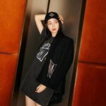 Puff Kuo Instagram - #ELLE時裝週直擊 跟明星逛巴黎✨ 大明星看秀穿的衣服都如何決定？ 秀前我們陪 #郭雪芙 一起到 @louisvuitton 巴黎總部定裝一探究竟， 台灣第一人，被LV巴黎團隊點名要到總部試裝的女星！滑動看影片花絮還有什麼好玩的吧 👉🏻追蹤 @elletaiwan 看更多時裝週現場 #ELLETAIWAN #ELLE時尚圈 #pfw #louisvuitton