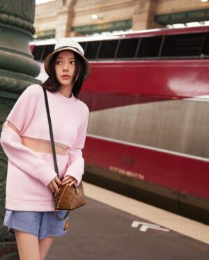 Puff Kuo Instagram - ：

🚄🌟Paris 

#LVFW24 
#louisvuitton
@louisvuitton 
#NicolasGhesquiere