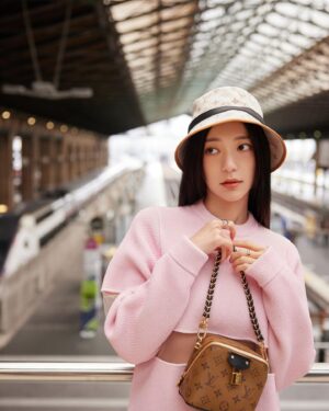 Puff Kuo Instagram - ：

🚄🌟Paris 

#LVFW24 
#louisvuitton
@louisvuitton 
#NicolasGhesquiere
