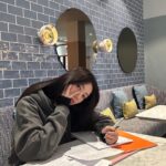 Puff Kuo Instagram - 複習到一半，是誰悄悄的來？ 📖📚📝✏️🔍 好氣色就靠你了💗 . . . @chocolabb_tw #chocolaBB