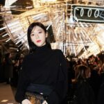 Puff Kuo Instagram - #ELLE時裝週直擊 跟 #郭雪芙 一起看LV 大秀！ @nicolasghesquiere 在LV工作正式邁向10週年，特別包下羅浮宮辦秀，打造未來感科幻秀場，作品融入這十年他的替LV打造過的經典造型 ，讓人大呼過癮！ 👉🏻追蹤 @elletaiwan 看更多時尚現場 #elletaiwan #elle時尚圈 #louisvuitton #lvfw24