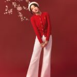 Puff Kuo Instagram - 跟著雪芙穿出不凡時尚新氣象！ Polo Ralph Lauren農曆新年系列，推出以明亮柔和的紅黑白色系、金色點綴為節慶注目單品，從輕鬆的休閒裝束，到搶眼的正裝詮釋都能毫不費力。讓新春想為穿搭增添亮點的妳，每天都能穿出優雅與節慶感完美融合的迷人裝扮😍 #ELLE時尚圈 #ELLEtaiwan #PoloLNY #郭雪芙 @poloralphlauren @aohsuehfu