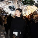 Puff Kuo Instagram - #ELLE時裝週直擊 跟 #郭雪芙 一起看LV 大秀！ @nicolasghesquiere 在LV工作正式邁向10週年，特別包下羅浮宮辦秀，打造未來感科幻秀場，作品融入這十年他的替LV打造過的經典造型 ，讓人大呼過癮！ 👉🏻追蹤 @elletaiwan 看更多時尚現場 #elletaiwan #elle時尚圈 #louisvuitton #lvfw24