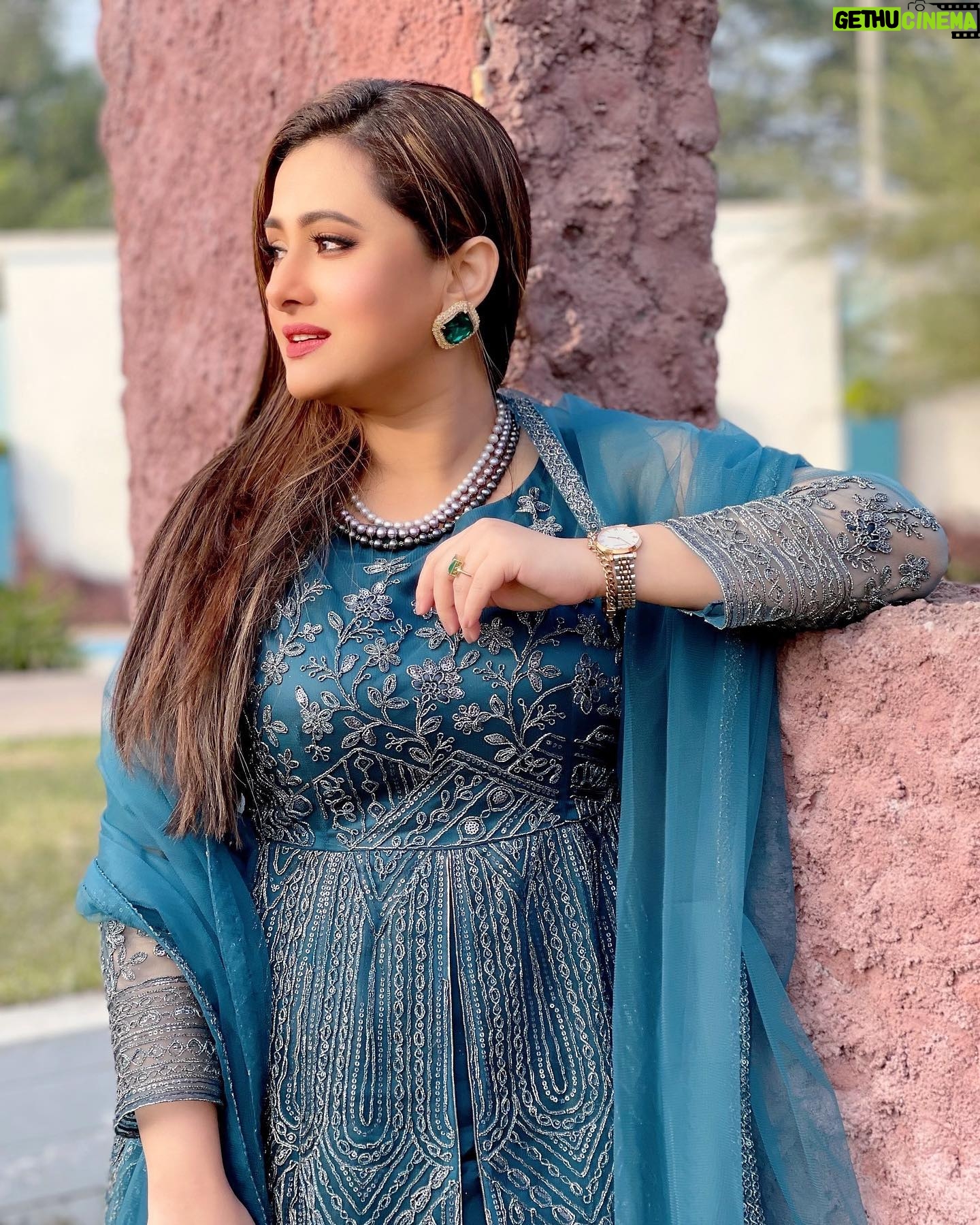 Purnima - 70.4K Likes - A grateful heart is a magnet for miracles 💙
.
.
.
.
.
.
#happyfriday #therealpurnima #purnima #lifeisbeautiful 💙