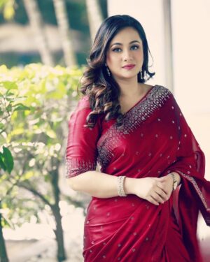 Purnima Instagram - “Whatever you are, be a good one” ••• 

#purnima #bethebestyou #lifeisbeautiful
Attire - @kiara_by_preeti_modi