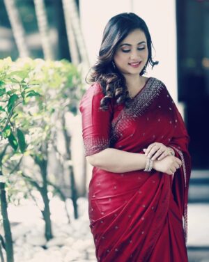 Purnima Instagram - “Whatever you are, be a good one” ••• 

#purnima #bethebestyou #lifeisbeautiful
Attire - @kiara_by_preeti_modi