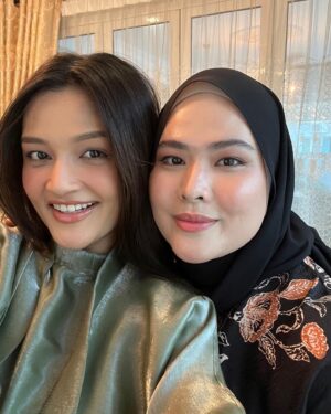 Puteri Aishah Instagram - Cannot go out so ambik gambar dlm rumah je lah. Selamat Hari Raya Aidilfitri guys 🌙✨
