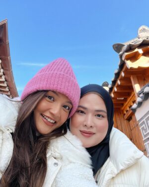 Puteri Aishah Instagram - 𝓬𝓸𝓵𝓭 𝓫𝓾𝓽 𝓱𝓪𝓹𝓹𝔂 🙏🩷
