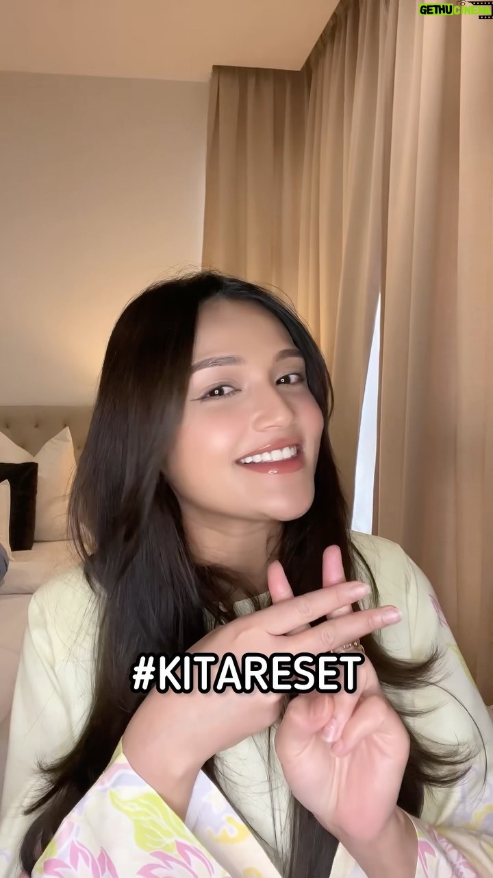 Puteri Aishah Instagram - Been there. Pernah ada dlm situasi “Siapa Betul” ni. Mmg sedih bila kita ada perselisihan faham dengan orang yg kita sayang tapi Alhamdulillah.. Puteri dah “Reset” & Puteri bersyukur keadaan dah bertambah lebih baik. You guys dah “Reset” ke belum? Jom ramai2 tgk full video kat @loccitanemy & korang comment kat sini, korang #TeamDian or #TeamMakDian ? 💛 #KitaReset #SiapaBetul #IklanRaya #IklanRaya2024 #LoccitaneMalaysia #FYP