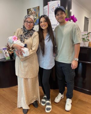 Puteri Aishah Instagram - Thank you @drsharina for everything you did for me and baby @mfaliqfirdaus ✨ 9 bulan dah berlalu. Baby Faliq pun dah keluar. Rasa cepat sangat! So many great memories here in your clinic and hospital 🥹🤎 i’ll always treasure those memories 🤍 Keep in touch, doc!

Thank you to all the nurses, kak Su, Dr Musa and Dr Harun, too 🤍
