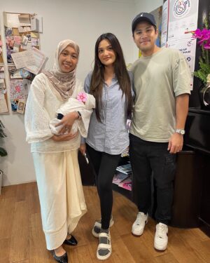 Puteri Aishah Instagram - Thank you @drsharina for everything you did for me and baby @mfaliqfirdaus ✨ 9 bulan dah berlalu. Baby Faliq pun dah keluar. Rasa cepat sangat! So many great memories here in your clinic and hospital 🥹🤎 i’ll always treasure those memories 🤍 Keep in touch, doc!

Thank you to all the nurses, kak Su, Dr Musa and Dr Harun, too 🤍