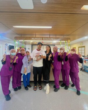 Puteri Aishah Instagram - Thank you @drsharina for everything you did for me and baby @mfaliqfirdaus ✨ 9 bulan dah berlalu. Baby Faliq pun dah keluar. Rasa cepat sangat! So many great memories here in your clinic and hospital 🥹🤎 i’ll always treasure those memories 🤍 Keep in touch, doc!

Thank you to all the nurses, kak Su, Dr Musa and Dr Harun, too 🤍