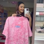 Puteri Aishah Instagram – tadi pergi @asly.official grocery 💫 saja shopping2 sikit 😛 congratulations @yayazahir @arrizazim and team Asly! so creative and baju cantik2, mug cantik2 aahhh love 😻 Pastu ada Yunaa 😻