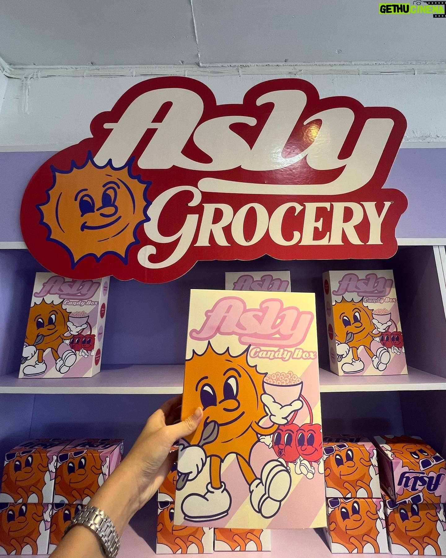 Puteri Aishah Instagram - tadi pergi @asly.official grocery 💫 saja shopping2 sikit 😛 congratulations @yayazahir @arrizazim and team Asly! so creative and baju cantik2, mug cantik2 aahhh love 😻 Pastu ada Yunaa 😻