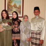Puteri Aishah Instagram - Cannot go out so ambik gambar dlm rumah je lah. Selamat Hari Raya Aidilfitri guys 🌙✨