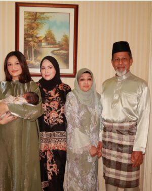 Puteri Aishah Instagram - Cannot go out so ambik gambar dlm rumah je lah. Selamat Hari Raya Aidilfitri guys 🌙✨