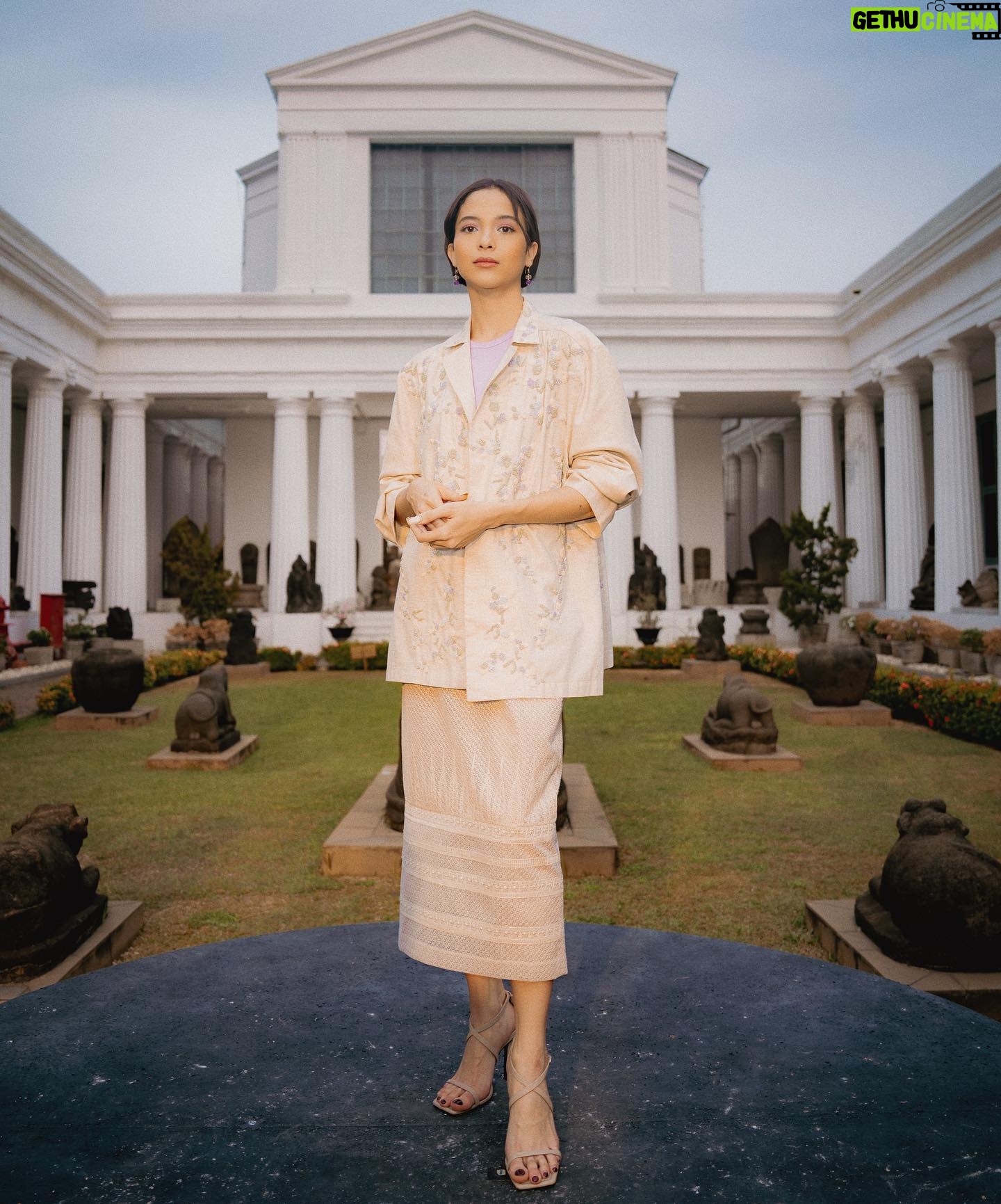 Putri Marino Instagram - Malam Nominasi Festival Film Indonesia 2023 @festivalfilmid Styled by @hagaipakan @saptodjojokartiko Make up @vagueskin Hair @krisna_endi Photo @armanfebryan 🧡🧡🧡