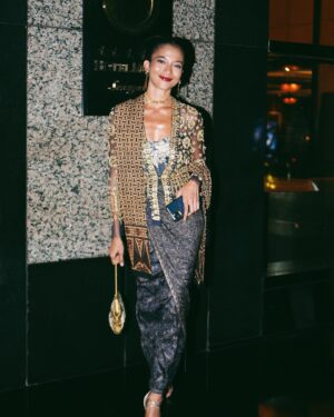 Putri Marino Instagram - Festival Film Indonesia 2022.
Styled by @hagaipakan 
@biyanofficial @tuloladesigns @stuartweitzman 
make up @editwithmakeup 
Hair do @krisna_endi 
🧡🧡🧡

Photo oleh @yestianovira
