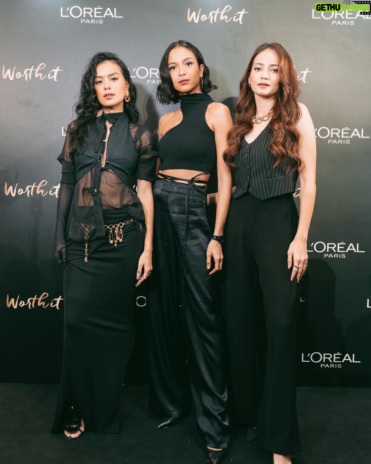 Putri Marino Instagram - Thank you L’Oreal Paris for letting me be part of The #WorthIt squad, semoga Bersama dengan @claurakiehls @enzystoria @evacelia kita bisa menginspirasi & membawa spirit ini lebih luas lagi untuk seluruh Wanita di luar sana, because WE ARE WORTH IT. Menurut aku, beauty has no standard. Be you is enough. Spirit ini rasanya yang sedang aku rasakan dalam perjalananku memaknai apa itu “Merasa Berharga/Worth It” tentunya rasa teramat bangga dan senang rasanya ketika spirit ini disambut hangat oleh @lorealparis yang memiliki visi yang sama untuk memberdayakan Wanita Indonesia dan menemukan kecantikan berdasarkan standar dirinya sendiri bukan orang lain. Jadi mantra kita semua mulai hari ini adalah : aku berharga, kamu berharga, kita semua berharga💜 #Hyaluroniclab #Mybeautychoice #Lorealparisid