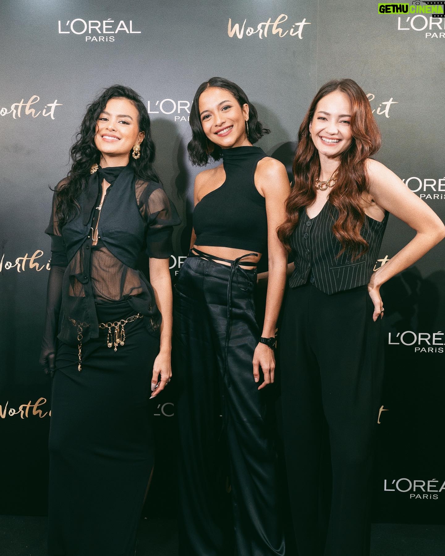 Putri Marino Instagram - Thank you L’Oreal Paris for letting me be part of The #WorthIt squad, semoga Bersama dengan @claurakiehls @enzystoria @evacelia kita bisa menginspirasi & membawa spirit ini lebih luas lagi untuk seluruh Wanita di luar sana, because WE ARE WORTH IT. Menurut aku, beauty has no standard. Be you is enough. Spirit ini rasanya yang sedang aku rasakan dalam perjalananku memaknai apa itu “Merasa Berharga/Worth It” tentunya rasa teramat bangga dan senang rasanya ketika spirit ini disambut hangat oleh @lorealparis yang memiliki visi yang sama untuk memberdayakan Wanita Indonesia dan menemukan kecantikan berdasarkan standar dirinya sendiri bukan orang lain. Jadi mantra kita semua mulai hari ini adalah : aku berharga, kamu berharga, kita semua berharga💜 #Hyaluroniclab #Mybeautychoice #Lorealparisid