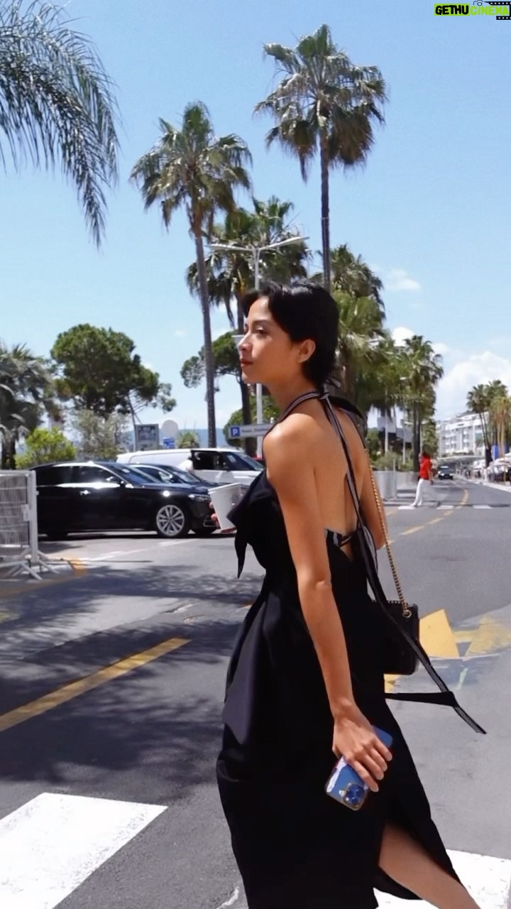 Putri Marino Instagram - Seneng banget di Cannes😠Bisa lah sempet jalan jalan bentar 😌 terus waktu balik hotel dan masuk kamar dapet surprise dari @lorealparis 🧡 Untuk menghadapi mata panda gara-gara jet lag hadiah Glycolic Bright Bark Circle Eye Serum jadi kuncian aku selama di Cannes #lorealpariscannesid #walkyourworth #Rollawaypandaeye