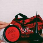 Putri Marino Instagram - Mungkin salah satu yang paling favorite wanginya ini sihhh… Love Potions nya @id.oriflame 😌 manis dan hangat…dan selalu bikin jadi inget seseorang yang kita sayang… Siapa yang suka juga sama parfum ini? 😌🧡 #ReachYourHappyPlace #OriflameOnMe