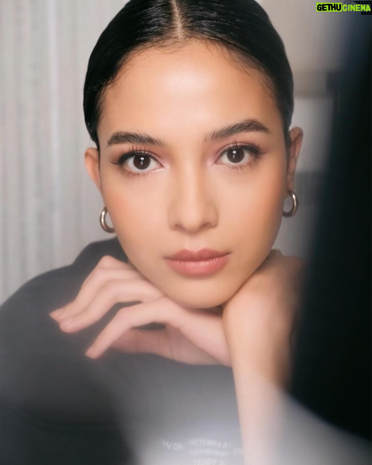 Putri Marino Instagram - Sebulanan full di temani @lorealparis 🧡🧡🧡 Makasi untuk the one and only @editwithmakeup 😘 Hair @krisna_endi