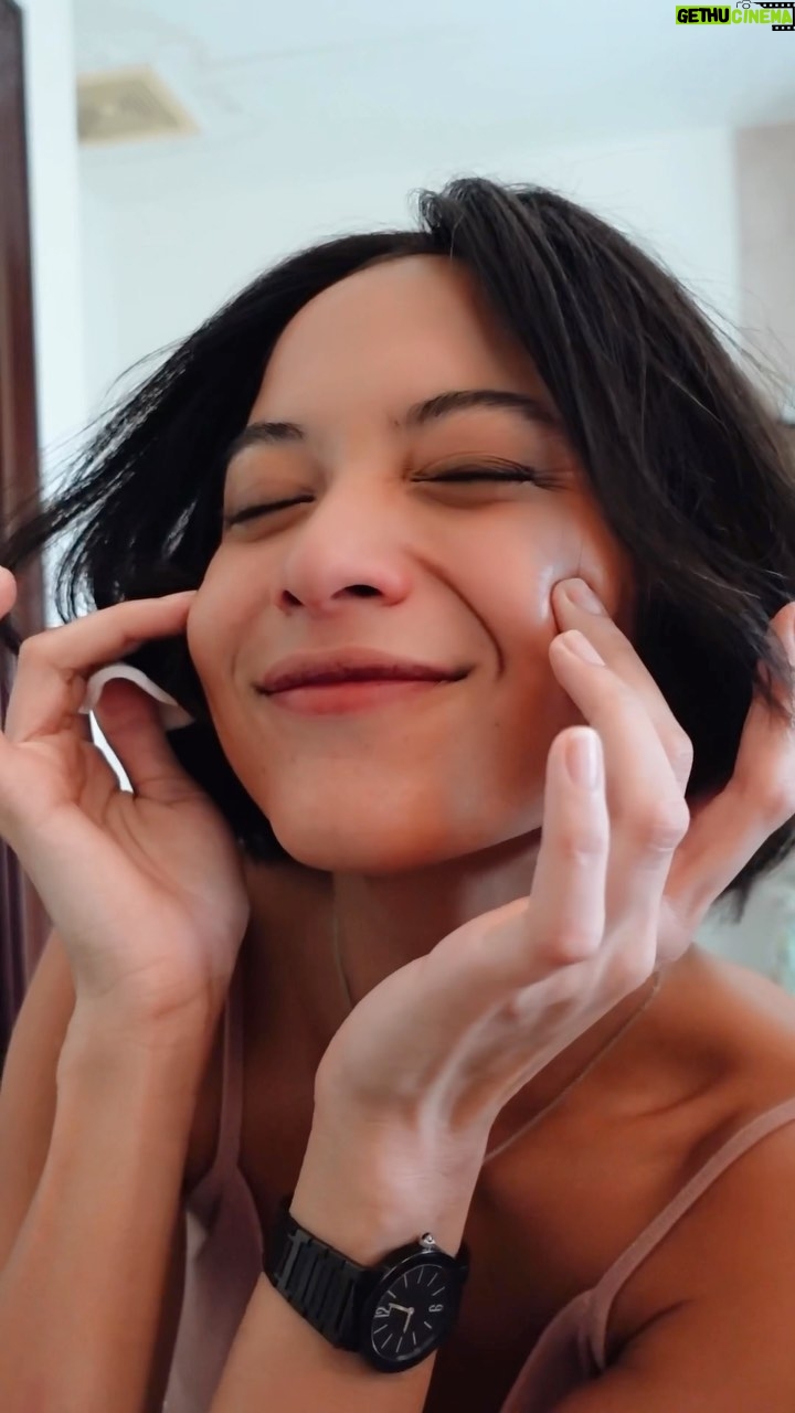 Putri Marino Instagram - Do you need a quick beauty boost? Get glowing in just 30 seconds with L’Oreal Paris Glycolic Bright Toner. After just one layer, my skin feels smooth and clean—like I just stepped out of a shower! #GlycoSwipeToGlow