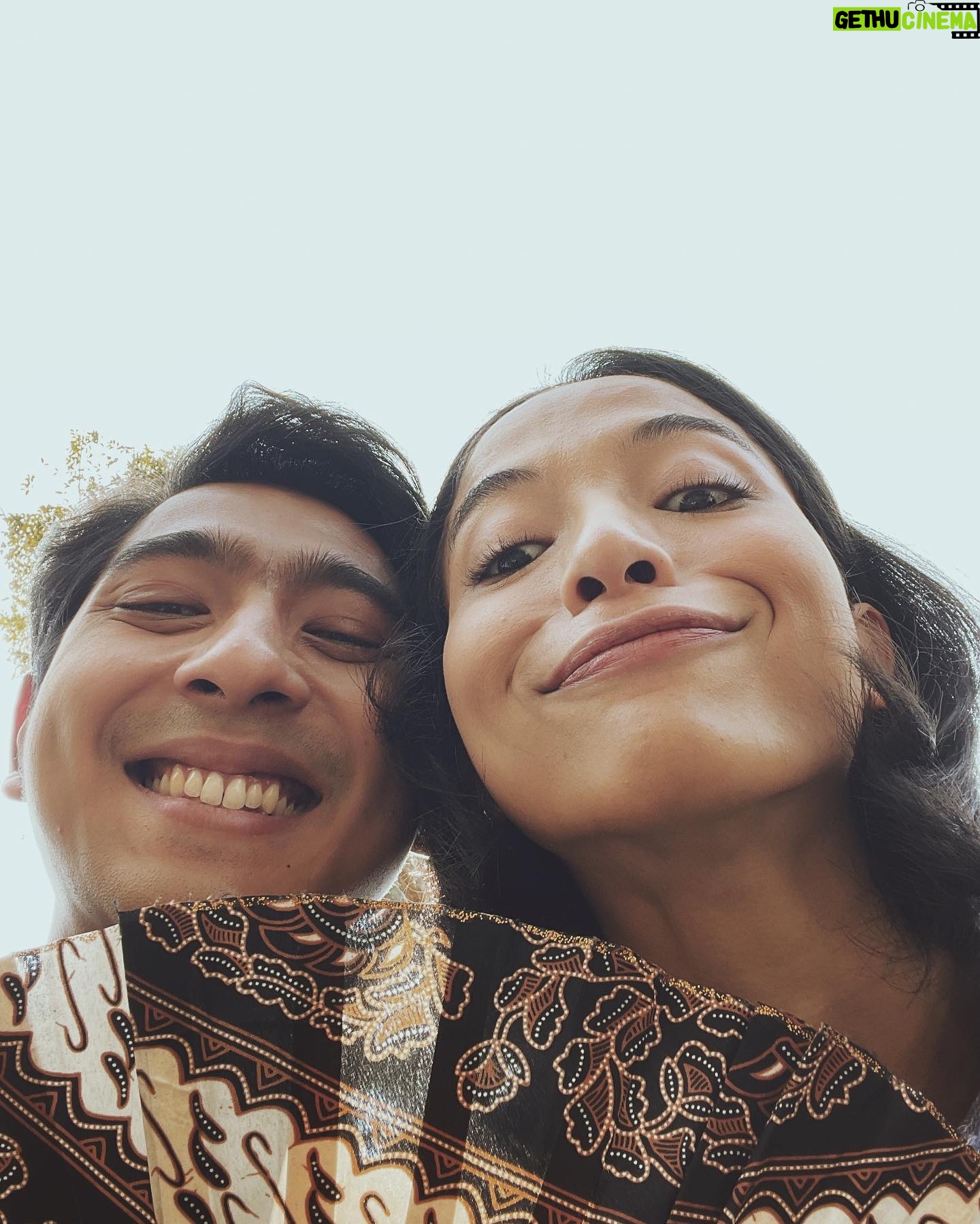 Putri Marino Instagram - Selamat sudah Wrap untuk seluruh cast dan crew series Gadis Kretek! 🧡🧡🧡