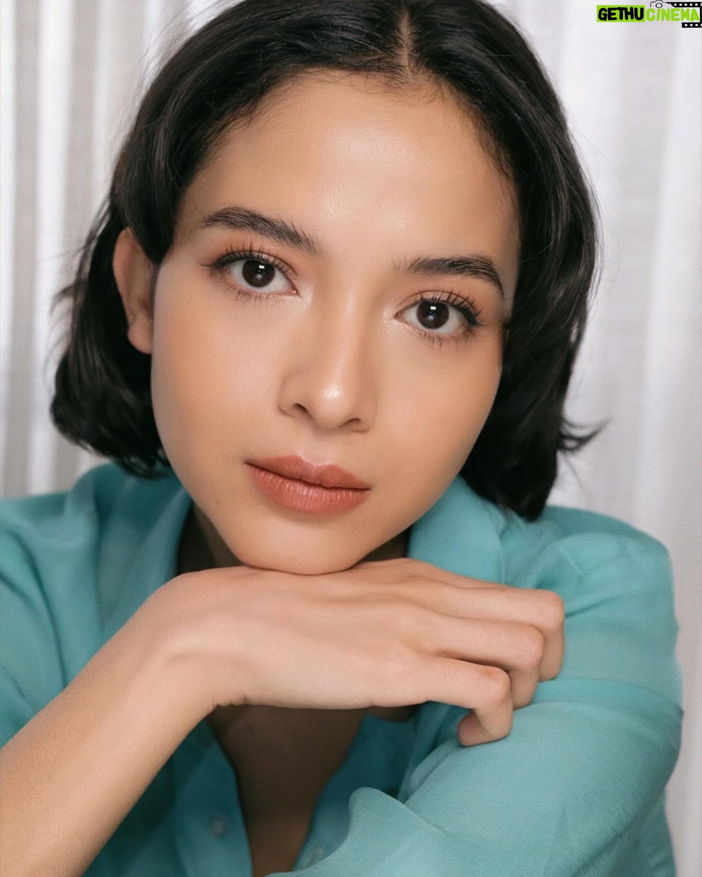 Putri Marino Instagram - Sebulanan full di temani @lorealparis 🧡🧡🧡 Makasi untuk the one and only @editwithmakeup 😘 Hair @krisna_endi