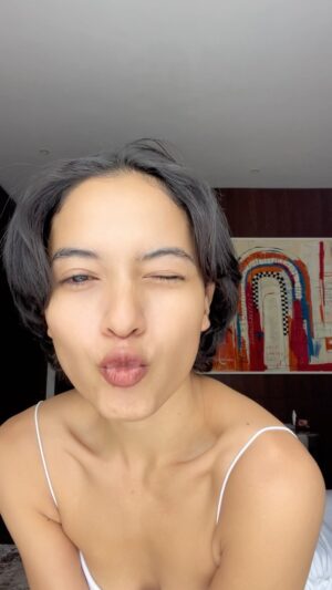 Putri Marino Instagram - aku suka, aku cinta, aku sayang….sama dia….
UV sun repair invisible serum i love you lah! @lorealparis 😌😎 

#Skin #Sunscreen #SunscreenViral #SuperSunscreen