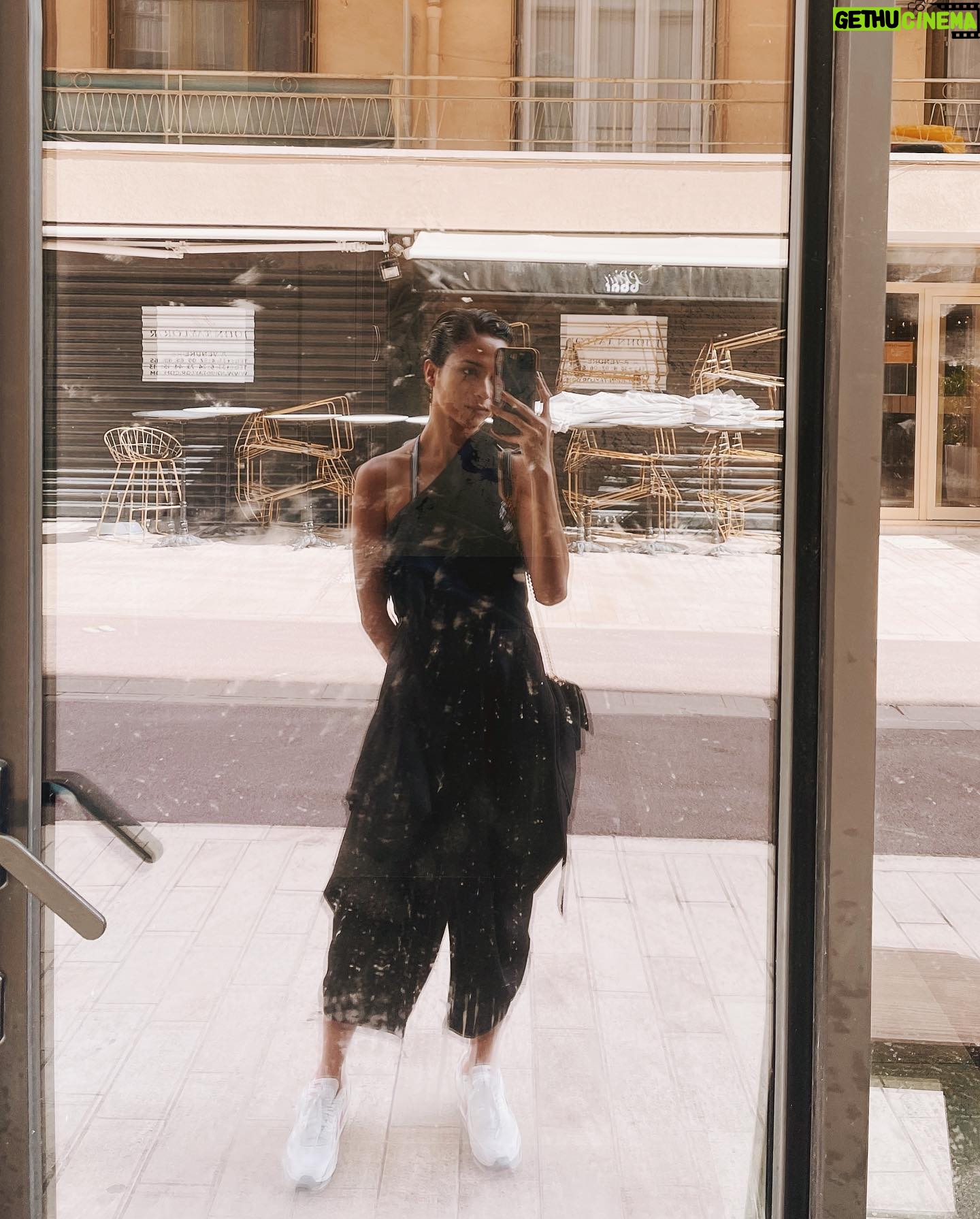 Putri Marino Instagram - Kegiatan sampingan di cannes : selfie di kaca.