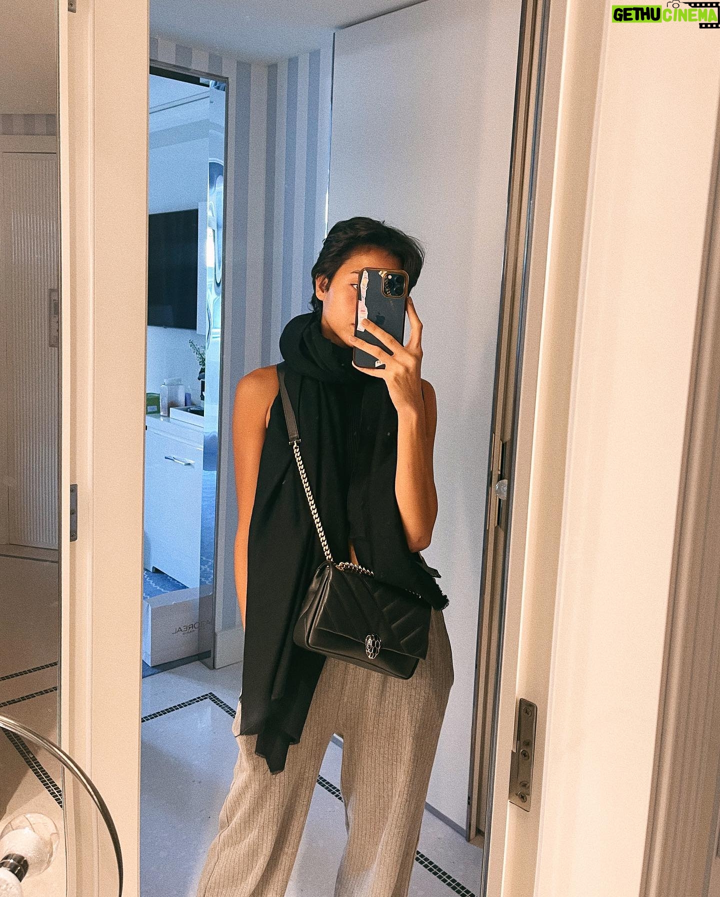 Putri Marino Instagram - Kegiatan sampingan di cannes : selfie di kaca.