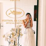 Putri Marino Instagram – Kegiatan sampingan di cannes : selfie di kaca.