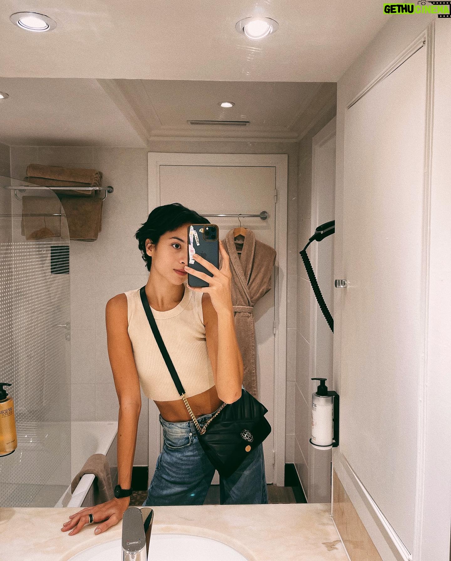 Putri Marino Instagram - Kegiatan sampingan di cannes : selfie di kaca.