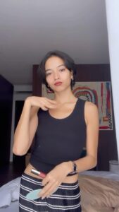 Putri Marino Instagram - Dilema hampir semua perempuan tiap hari : milih warna lipstick. ujung-ujungnya ombre 😌 @lorealparis