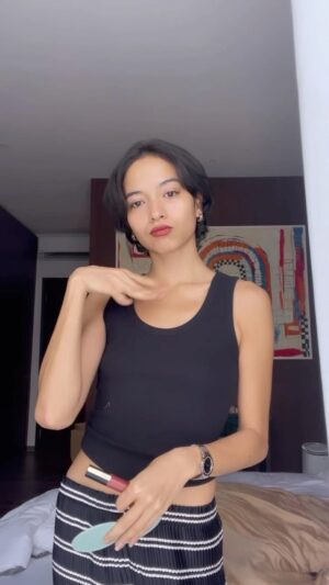 Putri Marino Instagram - Dilema hampir semua perempuan tiap hari : milih warna lipstick.
ujung-ujungnya ombre 😌

@lorealparis