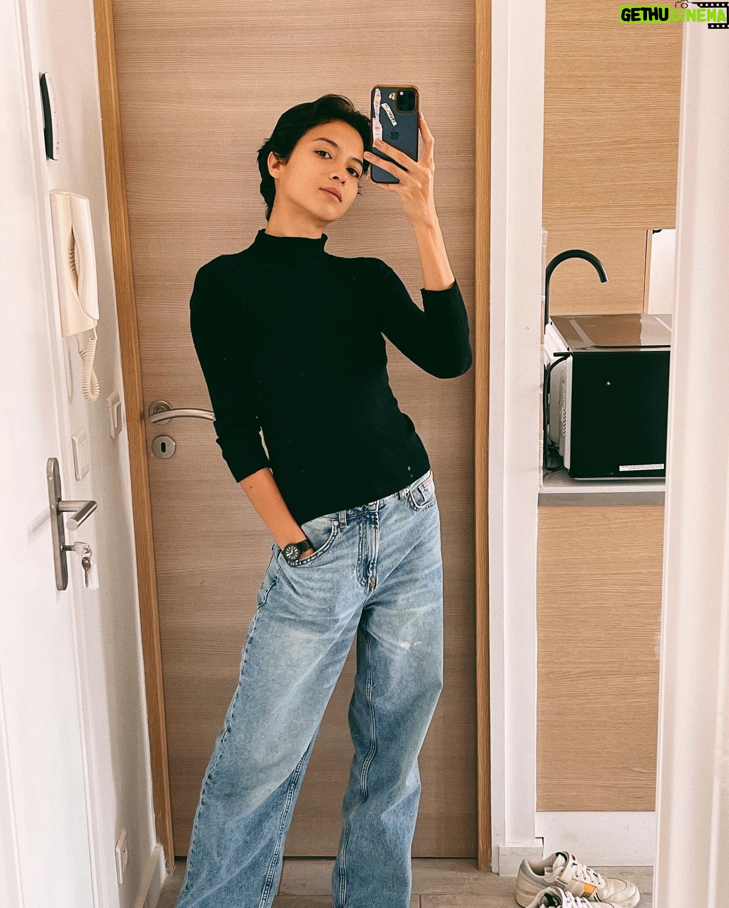 Putri Marino Instagram - Kegiatan sampingan di cannes : selfie di kaca.