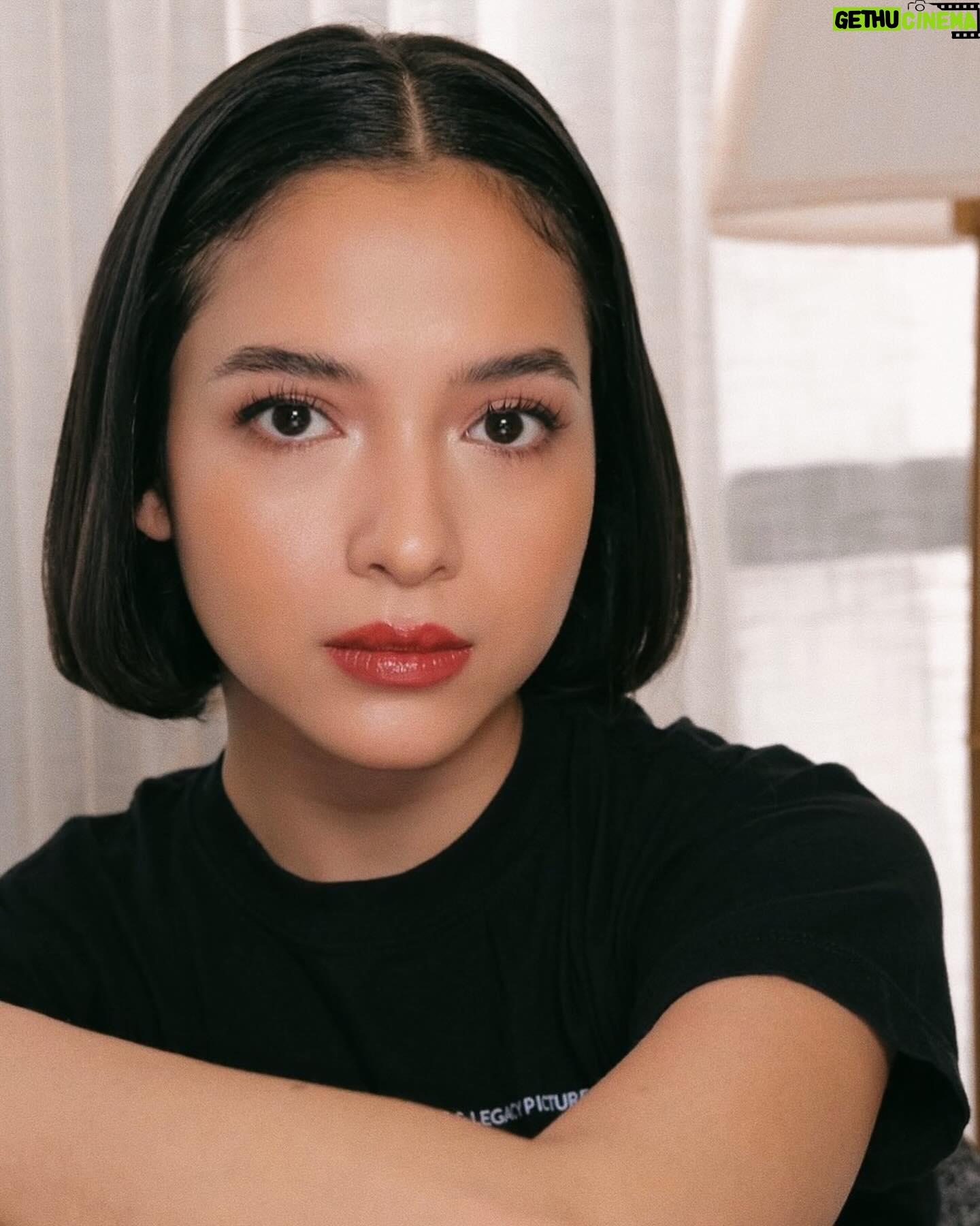 Putri Marino Instagram - Sebulanan full di temani @lorealparis 🧡🧡🧡 Makasi untuk the one and only @editwithmakeup 😘 Hair @krisna_endi
