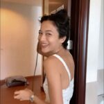 Putri Marino Instagram - Punya rambut pendek tidak semudah ituuu…bukan berarti bisa ngerawatnya asal asalan dan lepas dari alat panas untuk styling tiap hariii… Jadi karna aku pengen rambutku nanti tumbuh dengan sehat aku pake L’Oreal Paris Extraordunary Oil…Bisa melindungi rambut aku dari panasnya alat styling dan bikin rambutku itu berkilauuu🧡😌🍂 Satu lagi yang bikin aku jatuh hati banget, wanginya itu loh, luxurious! #lorealpariscannesid #walkyourworth @Lorealparis