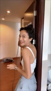 Putri Marino Instagram - Punya rambut pendek tidak semudah ituuu…bukan berarti bisa ngerawatnya asal asalan dan lepas dari alat panas untuk styling tiap hariii… Jadi karna aku pengen rambutku nanti tumbuh dengan sehat aku pake L’Oreal Paris Extraordunary Oil…Bisa melindungi rambut aku dari panasnya alat styling dan bikin rambutku itu berkilauuu🧡😌🍂 Satu lagi yang bikin aku jatuh hati banget, wanginya itu loh, luxurious! #lorealpariscannesid #walkyourworth @Lorealparis