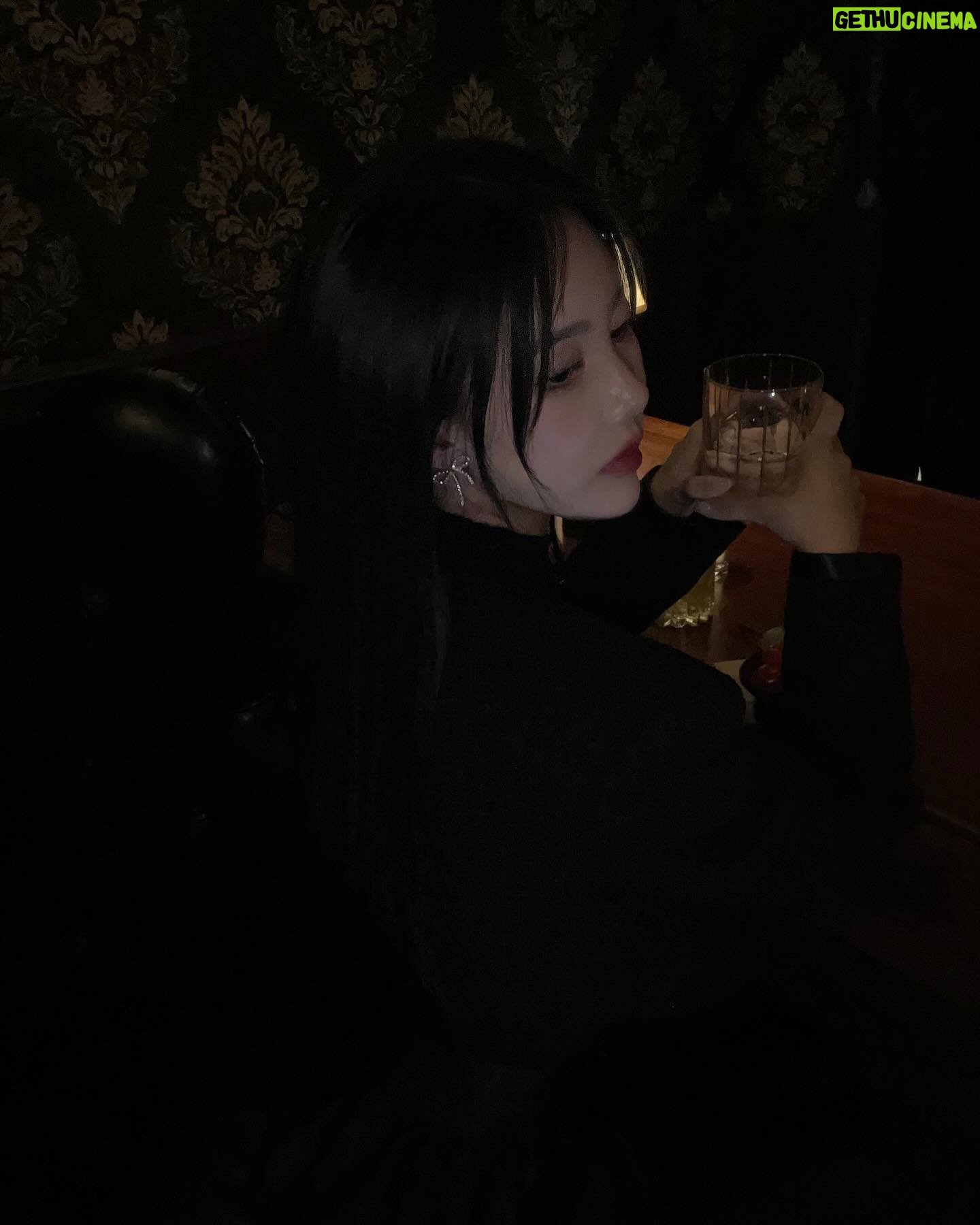 Qri Instagram - 마시고 마시고 마시고 마시고…🥃🥂♾️ 칭구들이랑 자주 가는 청담 몰트ᴮᴬᴿ