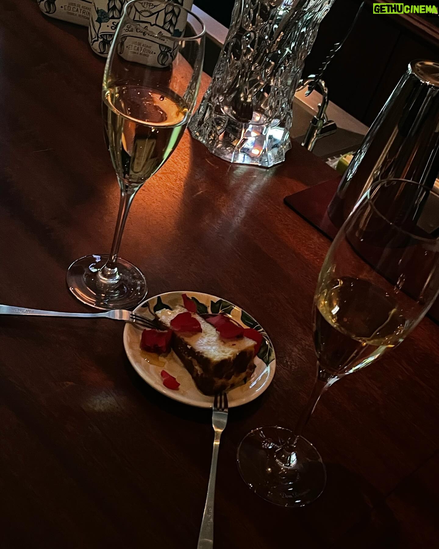 Qri Instagram - 마시고 마시고 마시고 마시고…🥃🥂♾️ 칭구들이랑 자주 가는 청담 몰트ᴮᴬᴿ