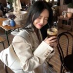 Qri Instagram - (컬러별로 소장각이다..속닥속닥✧₊ ) 슬림한 디자인에 수납력 좋은 가방 찾았어요 뒤쪽에는 자주 쓰는 카드를 보관할 수 있는 슬롯이 있어서 실용성까지 살린 예쁜 숄더백 ˏˋ°•*⁀➷ 제 pick은 아이보리🤍