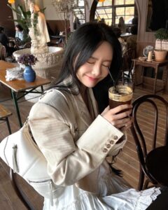 Qri Instagram - (컬러별로 소장각이다..속닥속닥✧₊ ) 슬림한 디자인에 수납력 좋은 가방 찾았어요 뒤쪽에는 자주 쓰는 카드를 보관할 수 있는 슬롯이 있어서 실용성까지 살린 예쁜 숄더백 ˏˋ°•*⁀➷ 제 pick은 아이보리🤍