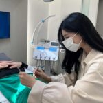 Qri Instagram - @lucid_dental_clinic 🦷✨ 강남 루시드에서 하나도 안 아프게 스케일링 받았어요 :) 자 다음은 원장님 누우시죠 아〰️ 하세요 📍서울특별시 강남구 논현로111길 3, 1층 언주역 2번 출구 바로 앞 건물 #루시드치과